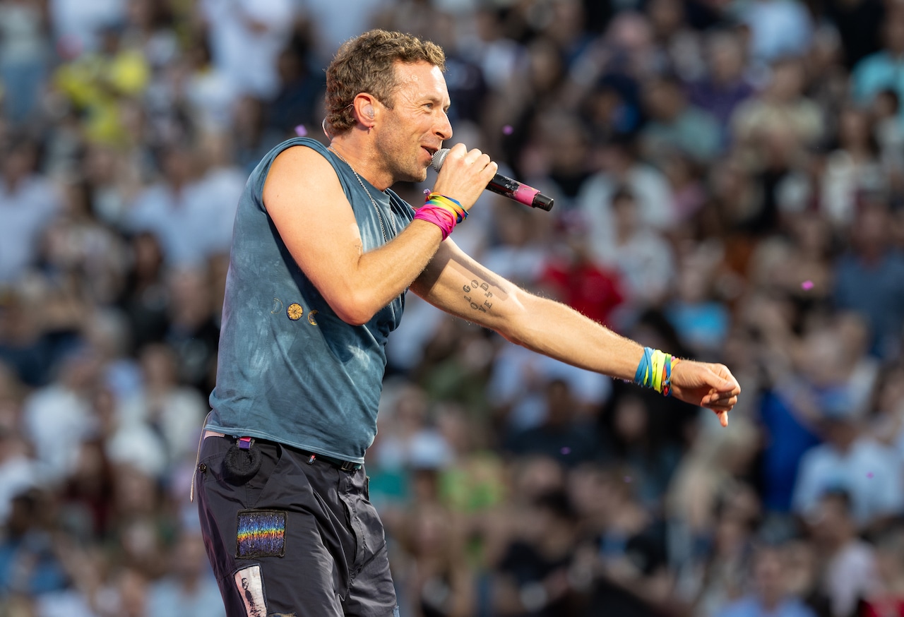 ¡Chris Martin de Coldplay comete un gran error en su canción durante un concierto!