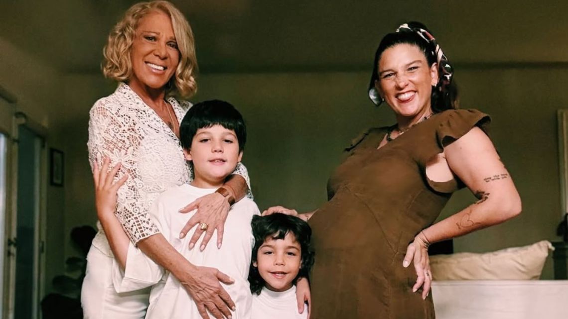 Juana Repetto Sus Hijos Y Reina Reech 2179078.jpg