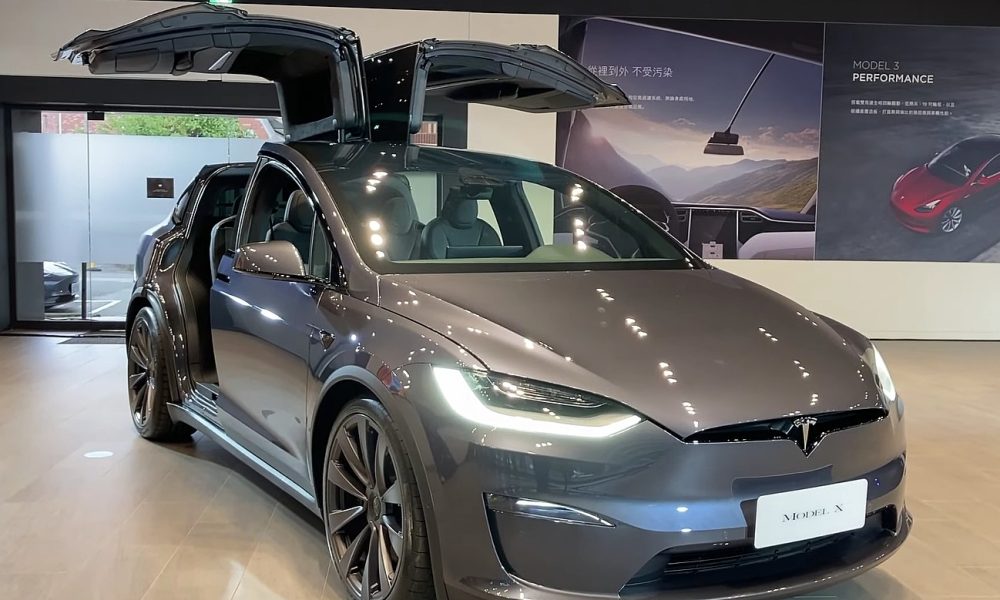 Tesla Model X Plaid Seven Seats 1000x600.jpg