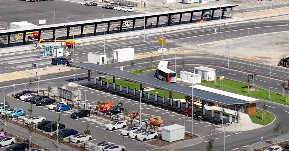 Tesla Gigafactory Berlin Supercharger V4 Aug 2023 3.jpg