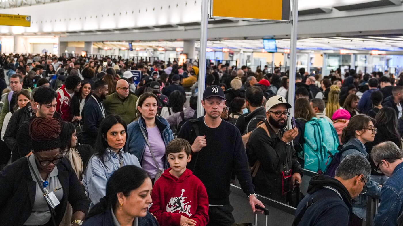 Los viajeros enfrentan las esperas más largas en TSA de la historia: NPR