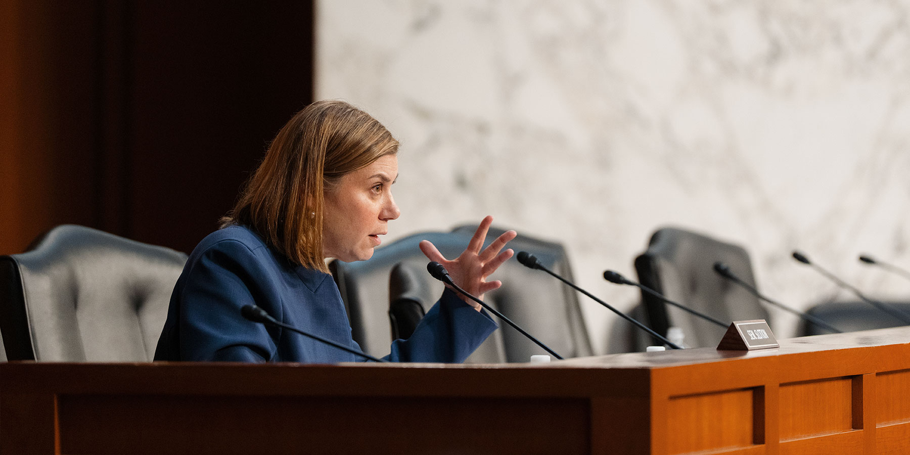 Tras Nuevas Violencias de ICE, Slotkin y Peters Piden una Audiencia sobre el Uso Mortal de la Fuerza por parte de ICE