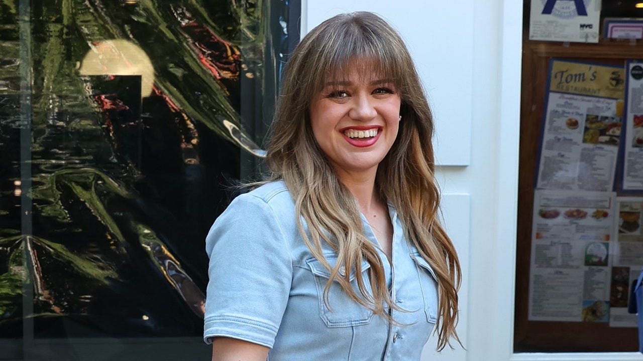 Kelly Clarkson Toms Restaurant.jpg