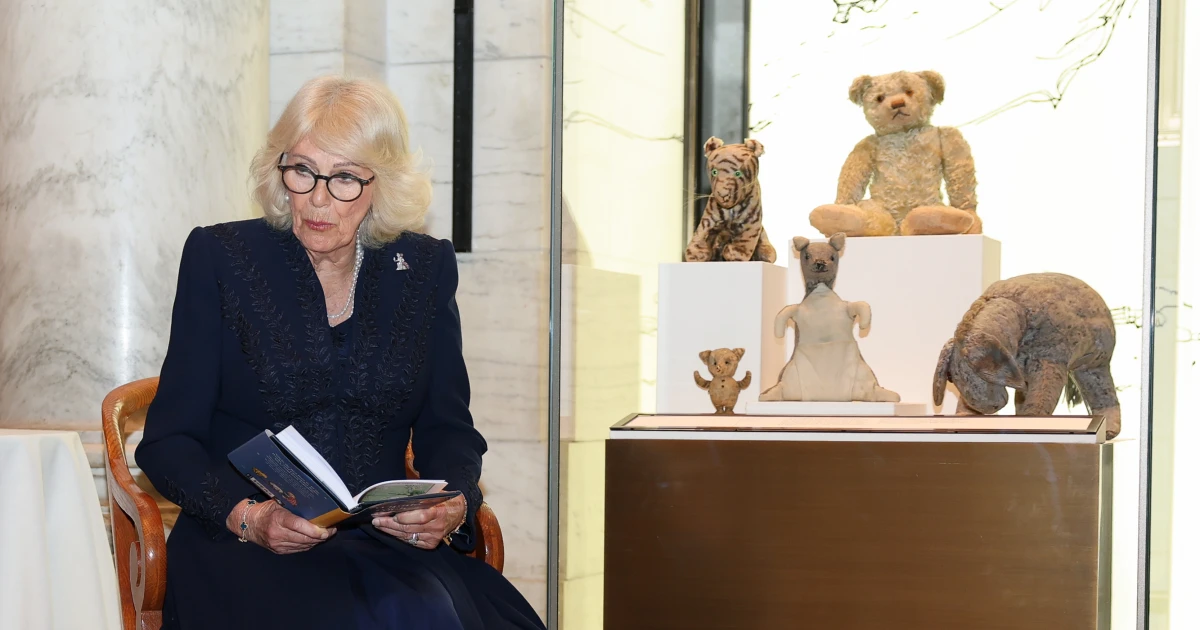 Queen Camilla Winnie the Pooh Lc 261022 Df0e00.jpg