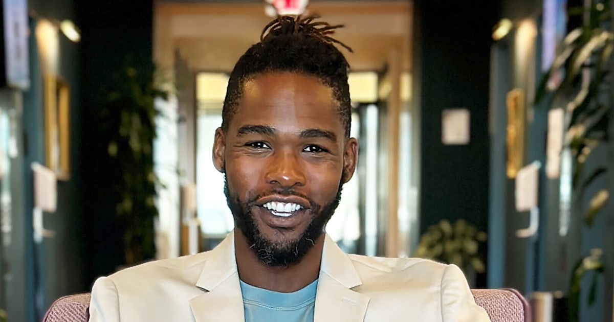 Oliver James, de 34 años, está aprendiendo solo a leer en TikTok